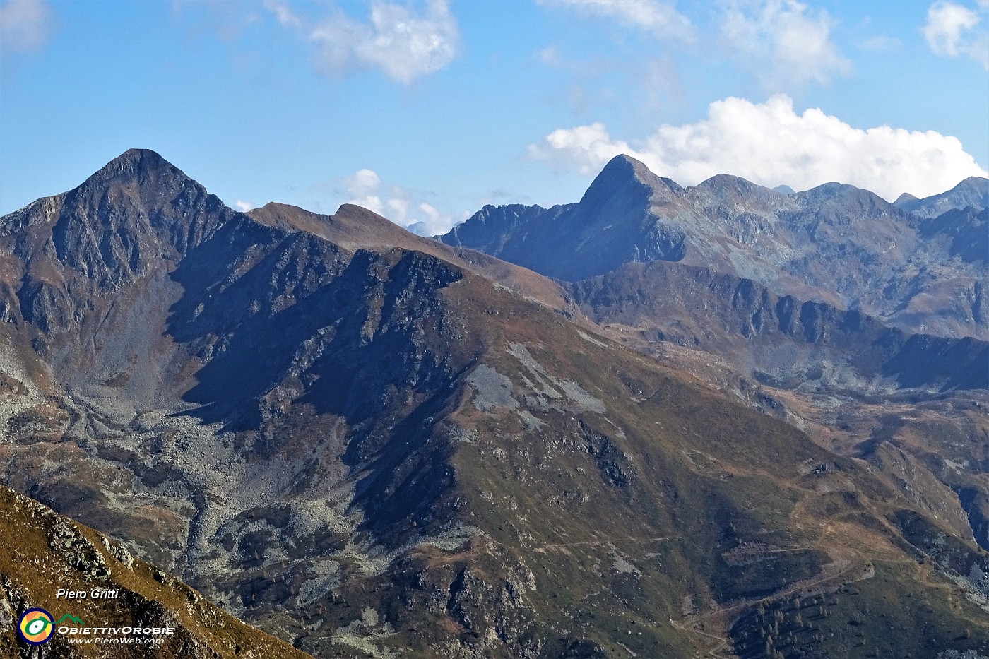 59 Vista ravvicinata su Monte Toro a sx e Corno Stella a dx.JPG